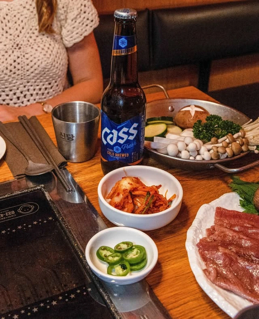 Table avec bière Cass et banchan
