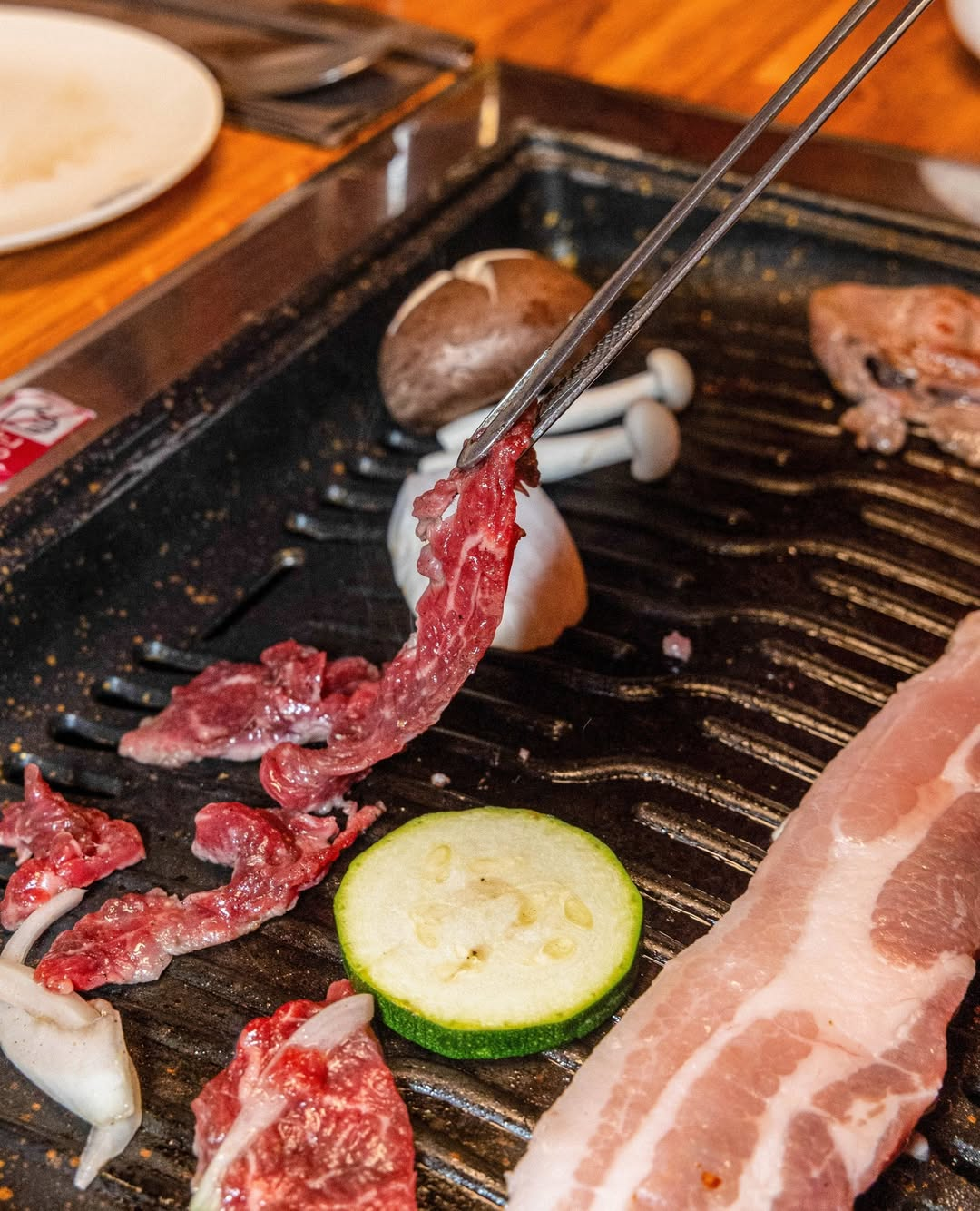 Viandes et légumes grillés sur le barbecue