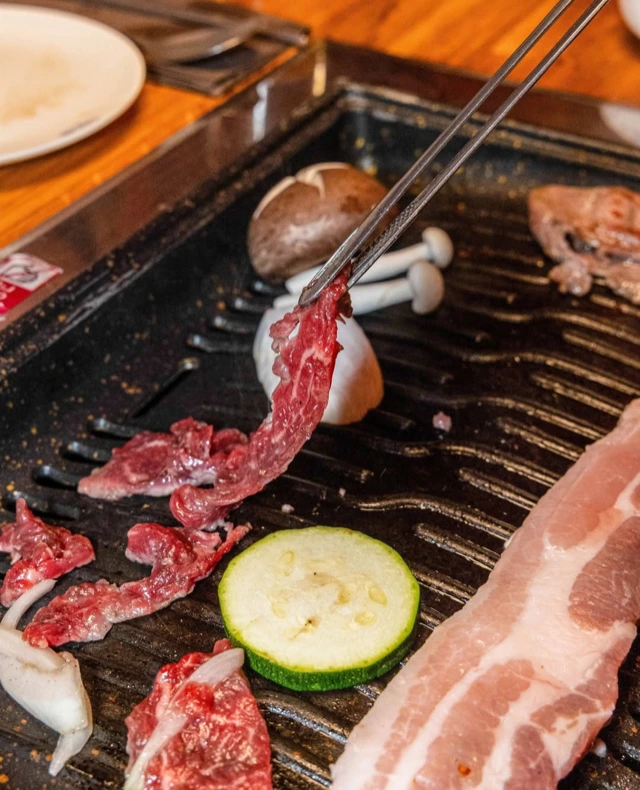 Viandes et légumes grillés sur le barbecue
