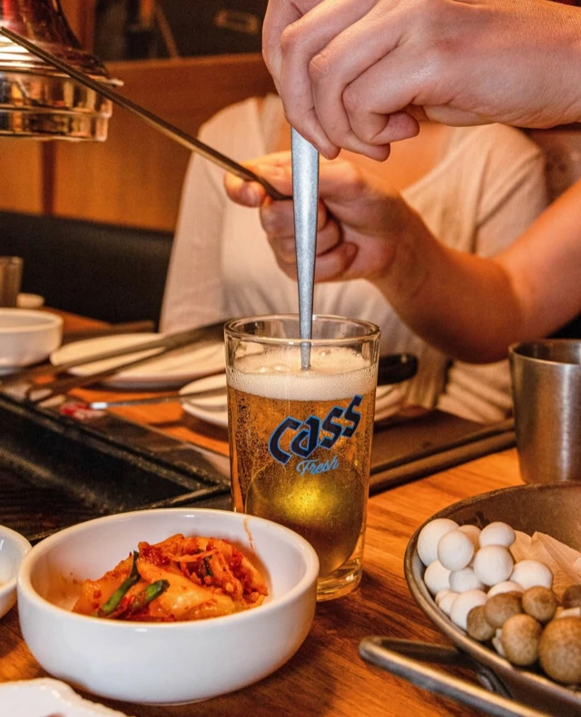 Bière coréenne Cass Fresh avec kimchi