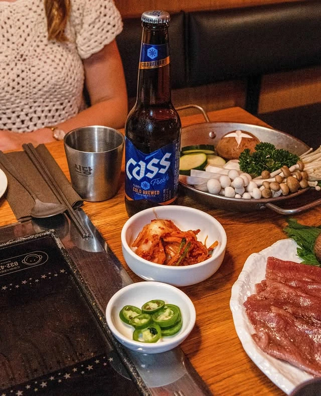 Table avec bière Cass et banchan